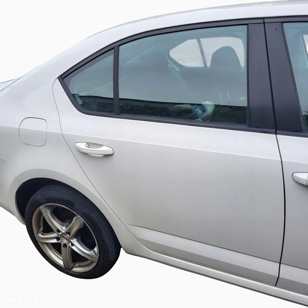 SKODA OCTAVIA III 3 LIFT HB 2017-2020 DRZWI PRAWE PRAWY TYŁ BIAŁE F9E