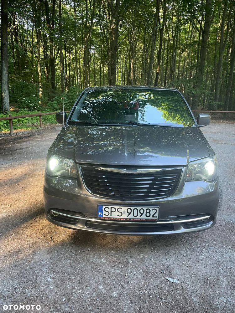 Chrysler Town & Country - 3