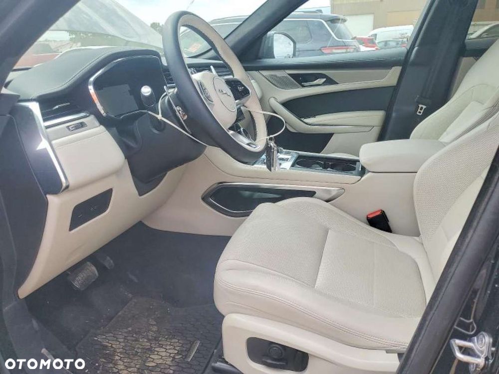 Jaguar F-Pace - 8