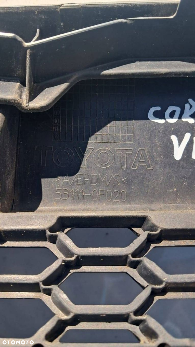 GRILL ATRAPA ZDERZAKA Z KAMERĄ TOYOTA COROLLA VERSO II 04R KOD LAK. 8P4 - 10