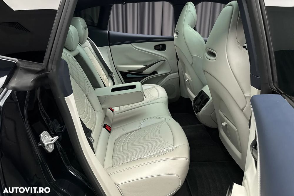 Aston Martin DBX - 21