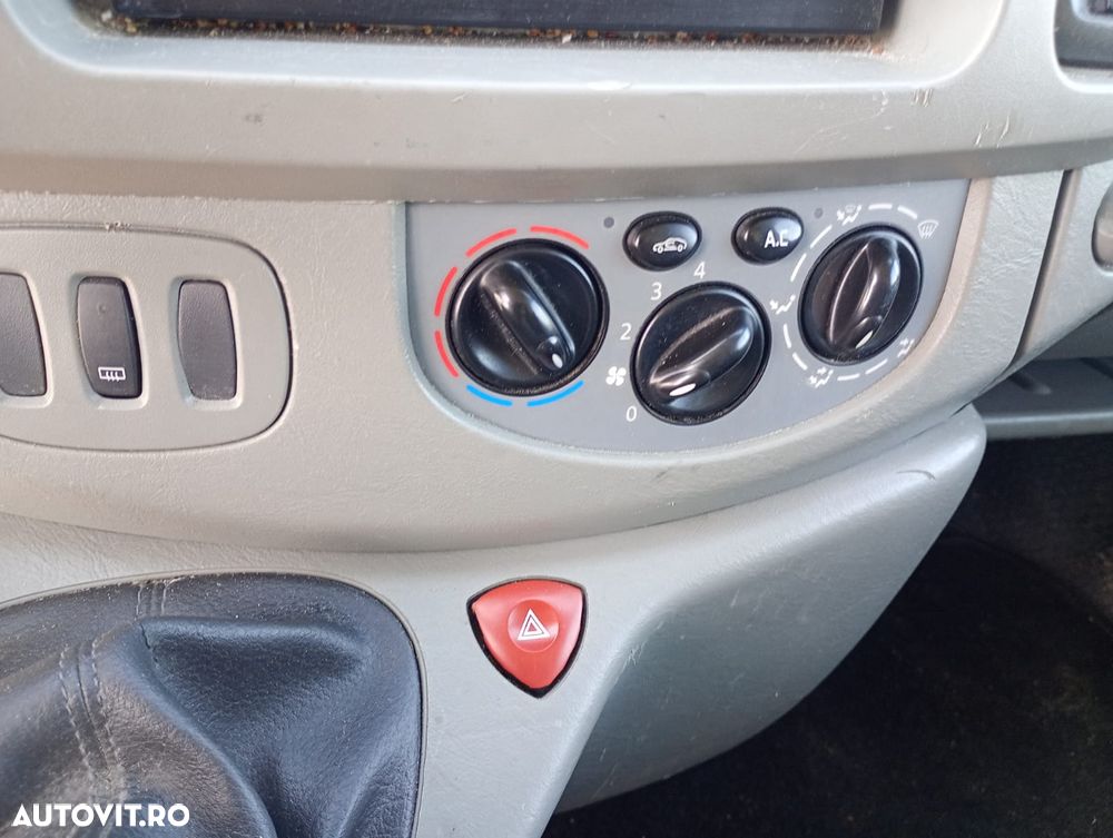 Opel Vivaro 2.5 CDTi - 12