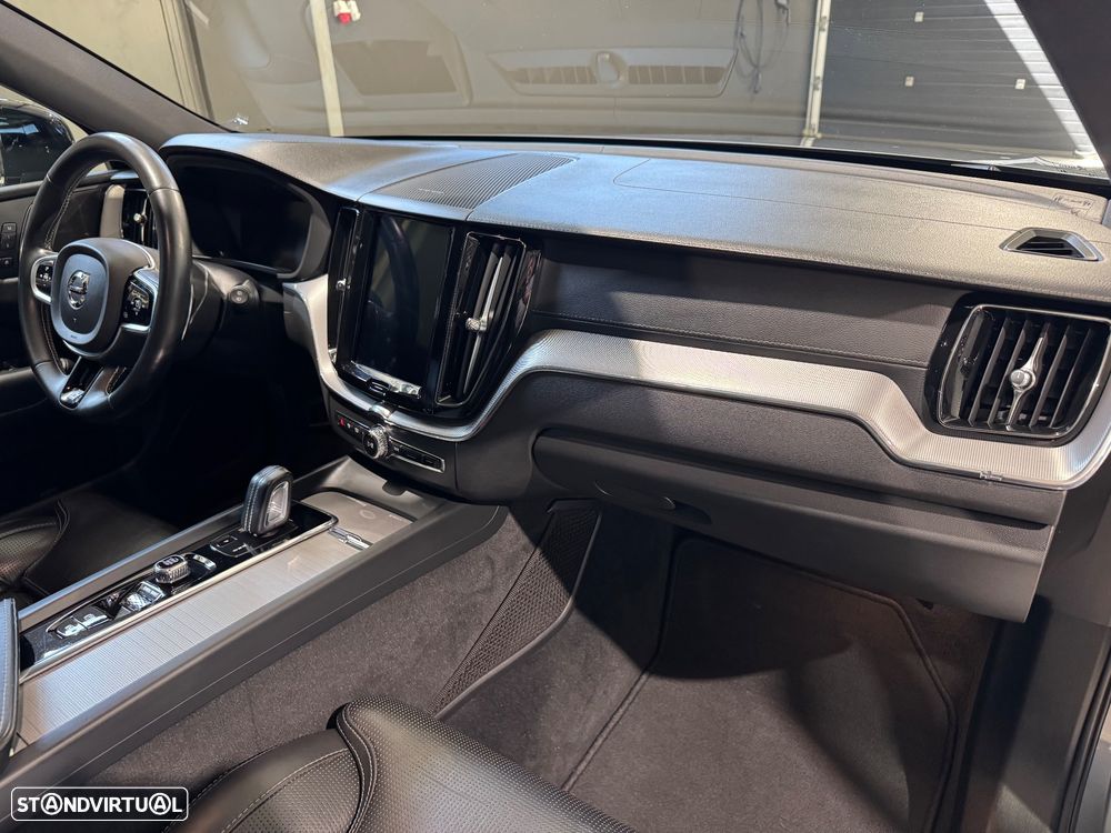 Volvo XC 60 2.0 B5 R-Design AWD - 42