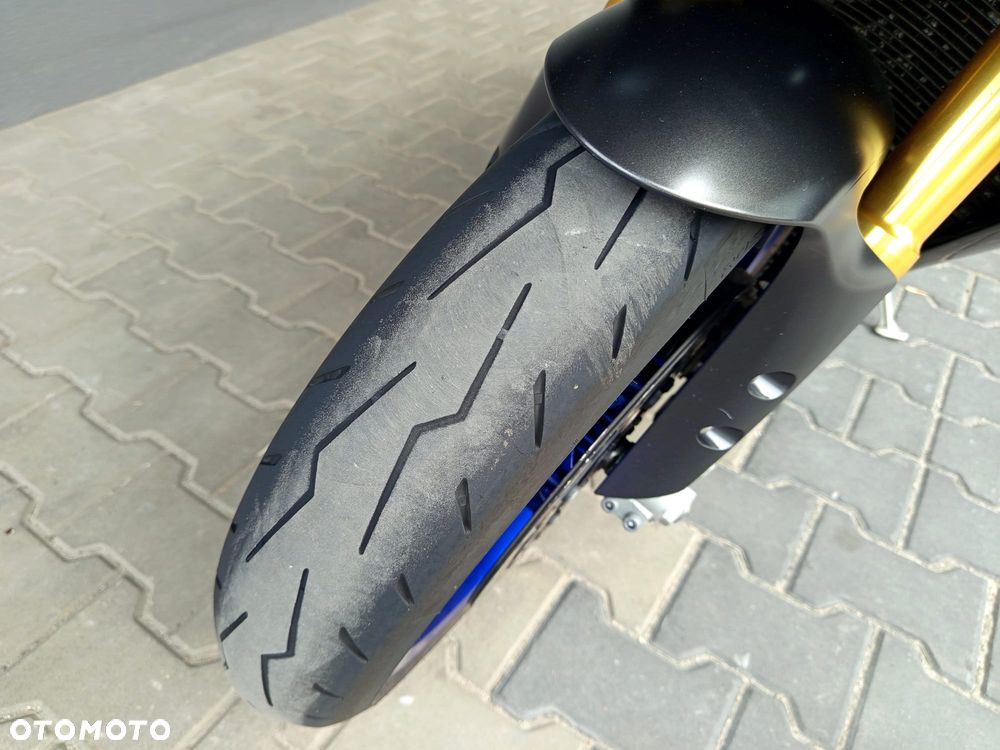 Yamaha R1 - 22