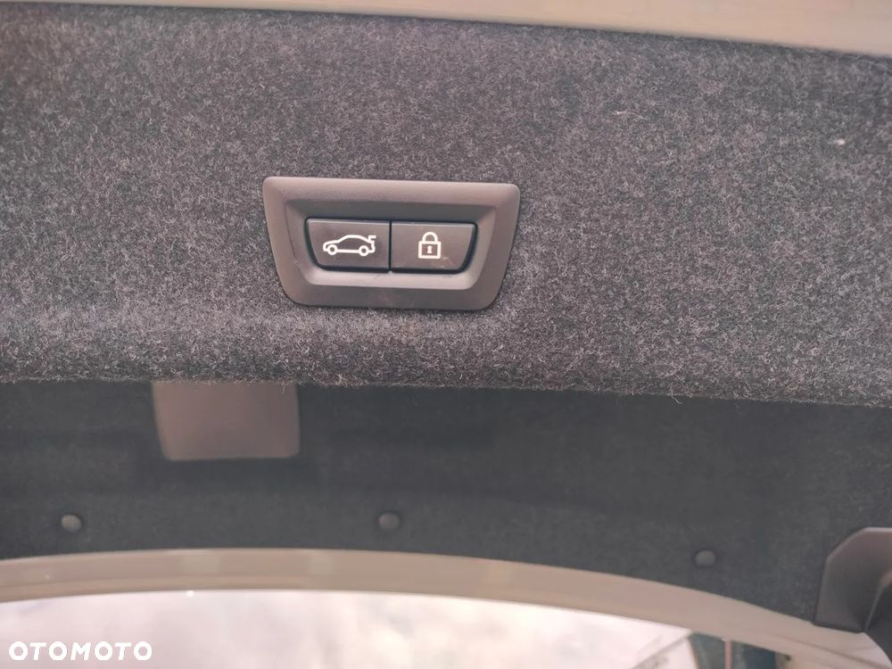 BMW Seria 3 330e M Sport - 23