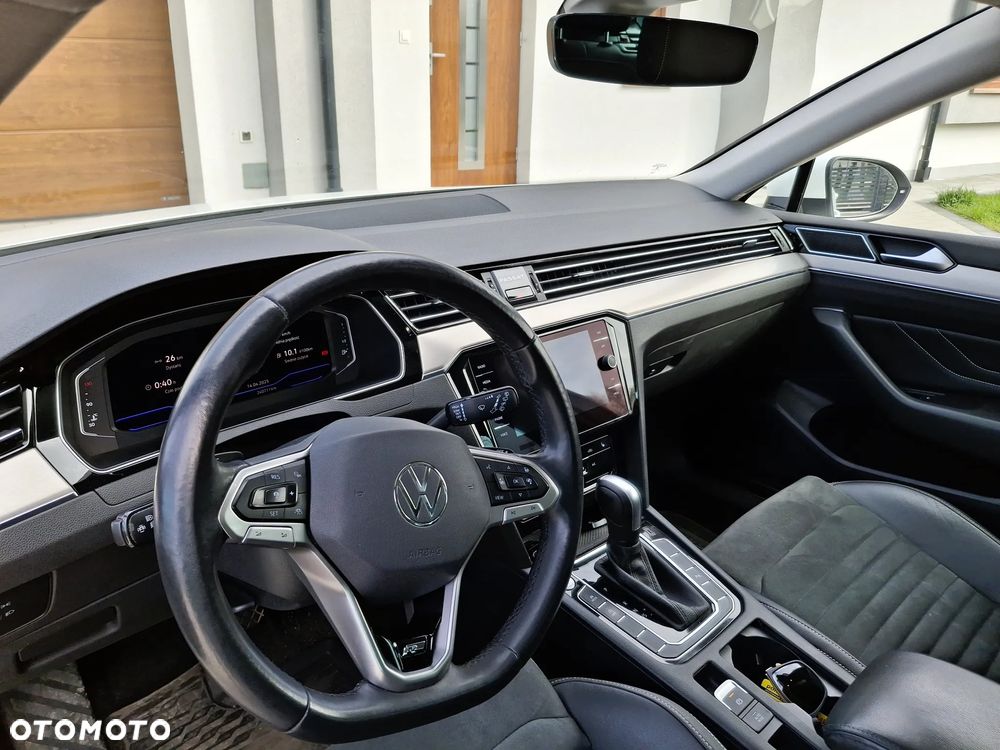 Volkswagen Passat Variant 2.0 TDI SCR DSG 4Motion Elegance - 15