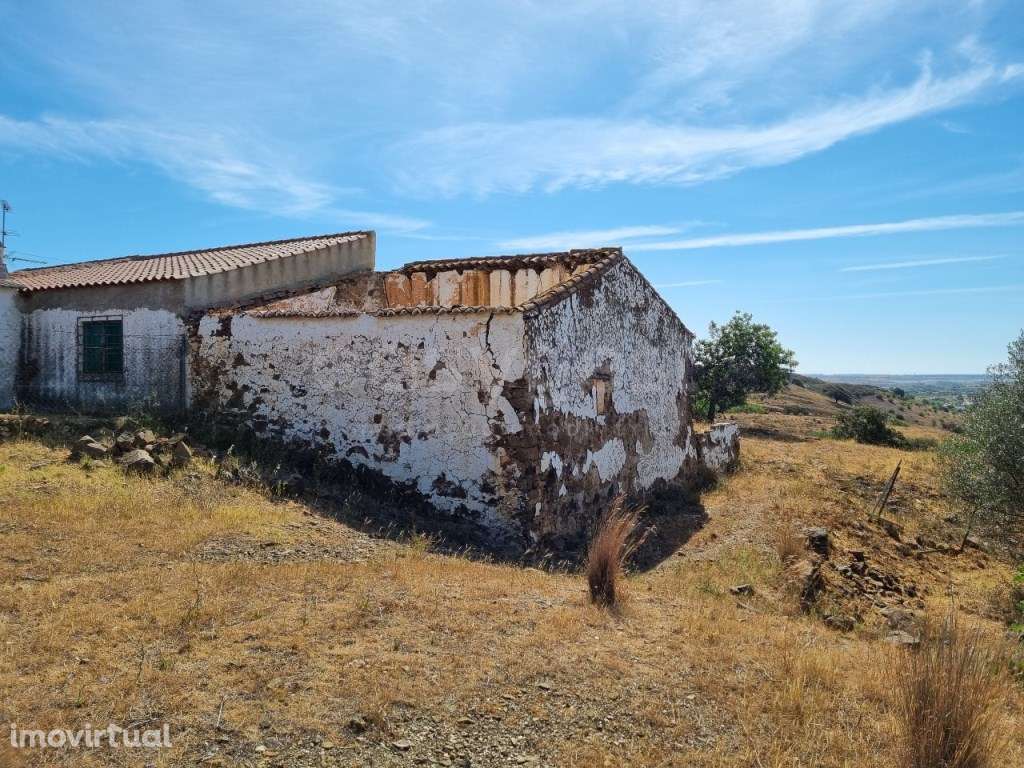 Terreno Misto com Ruína e Vista Panorâmica - Grande imagem: 3/9