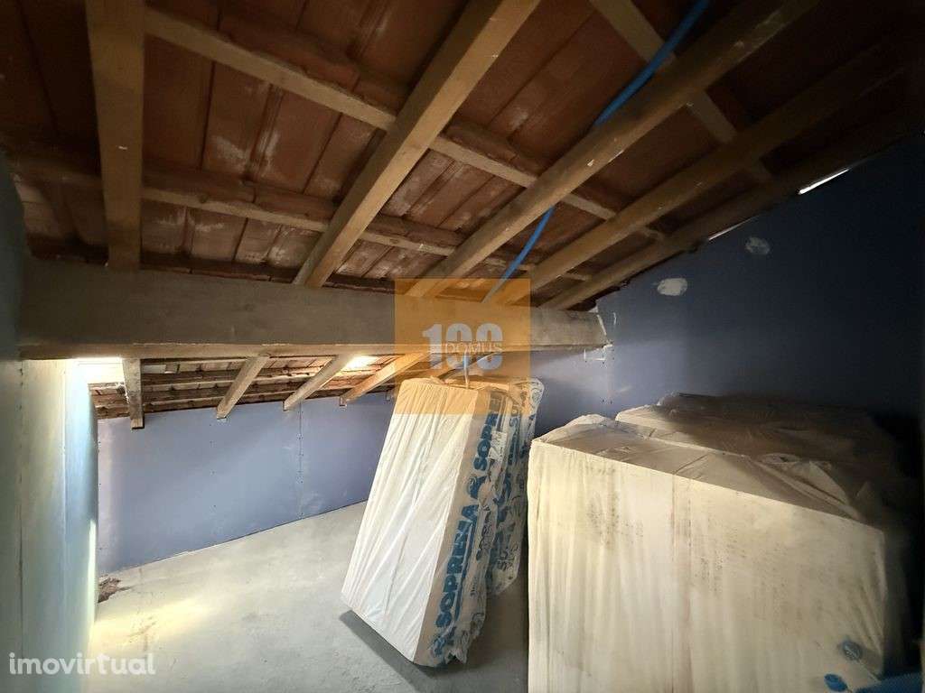 T1+1 novo com terraço aos Aliados - Grande imagem: 5/18