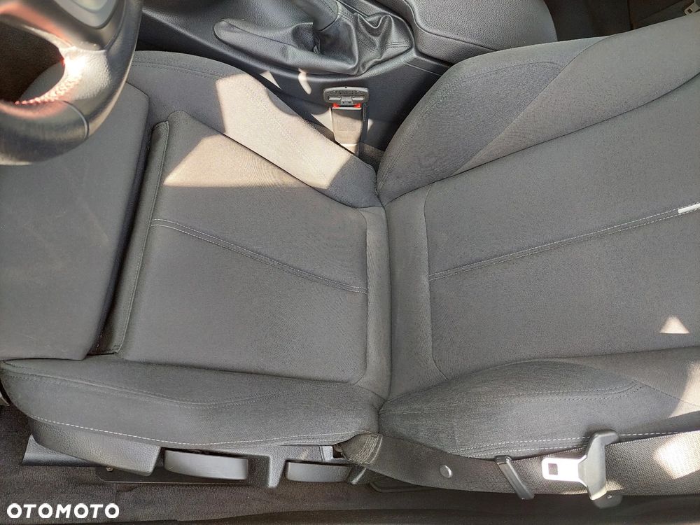 BMW Seria 3 318d DPF Touring Edition Sport - 28