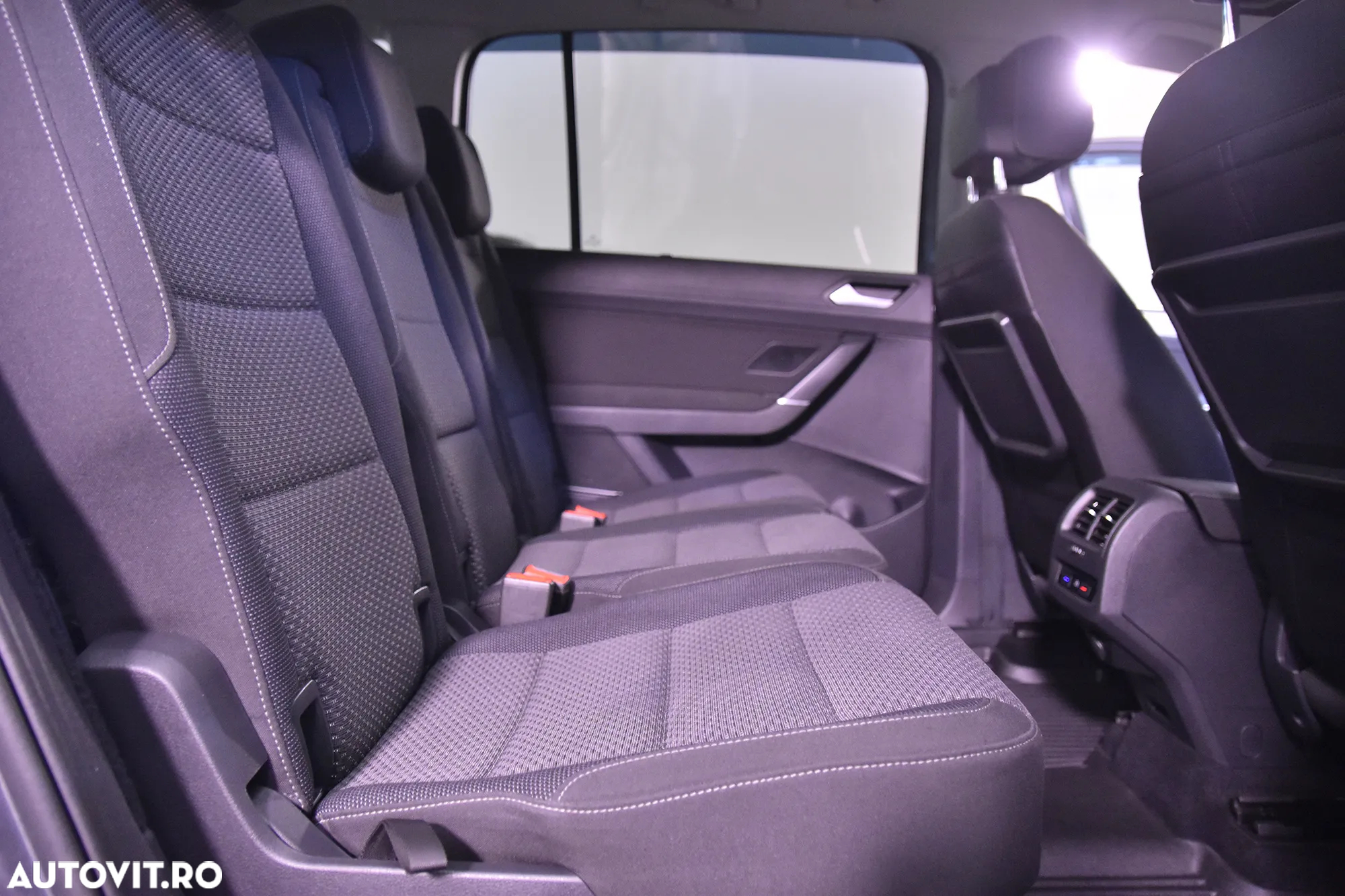 Volkswagen Touran - 12