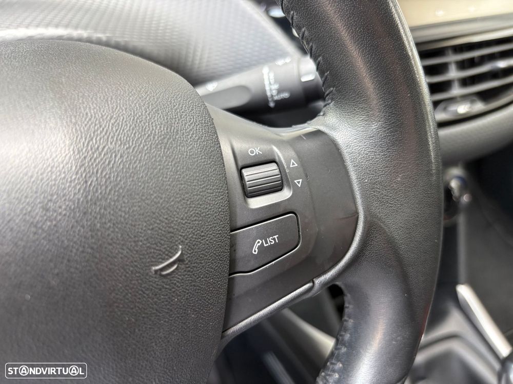 Peugeot 2008 1.2 PureTech Style - 12