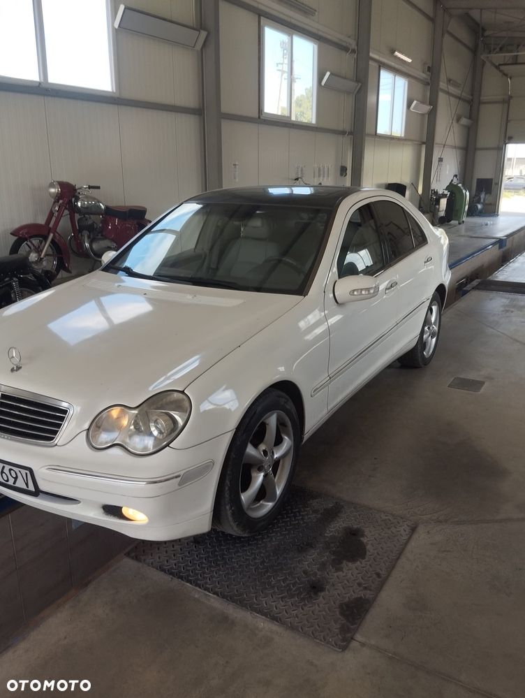 Mercedes-Benz Klasa C 240 Classic 4-Matic - 3