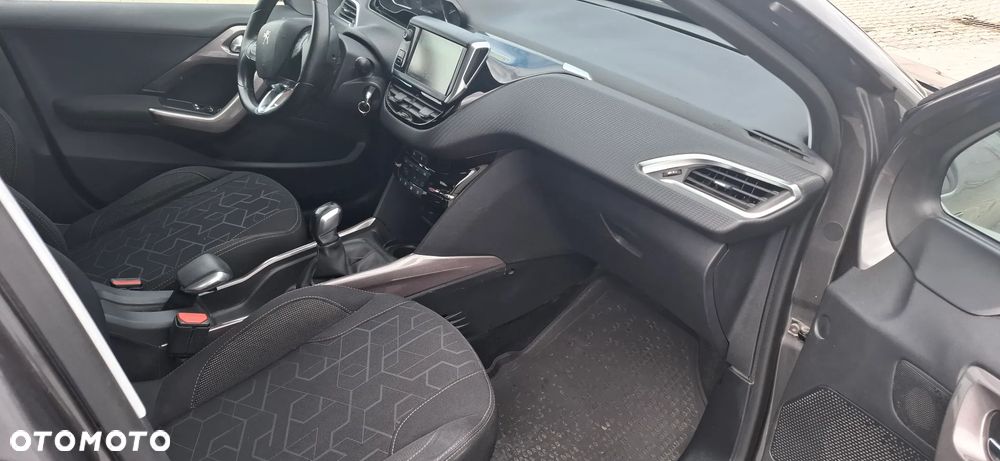 Peugeot 2008 1.2 Pure Tech Style S&S - 29