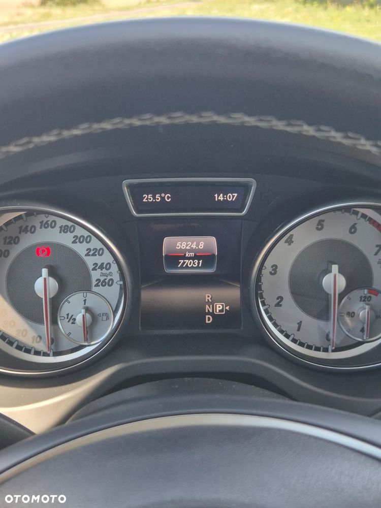 Mercedes-Benz GLA 200 7G-DCT - 12