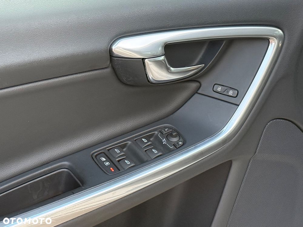 Volvo V60 D6 AWD Plug-in Hybrid Summum - 24