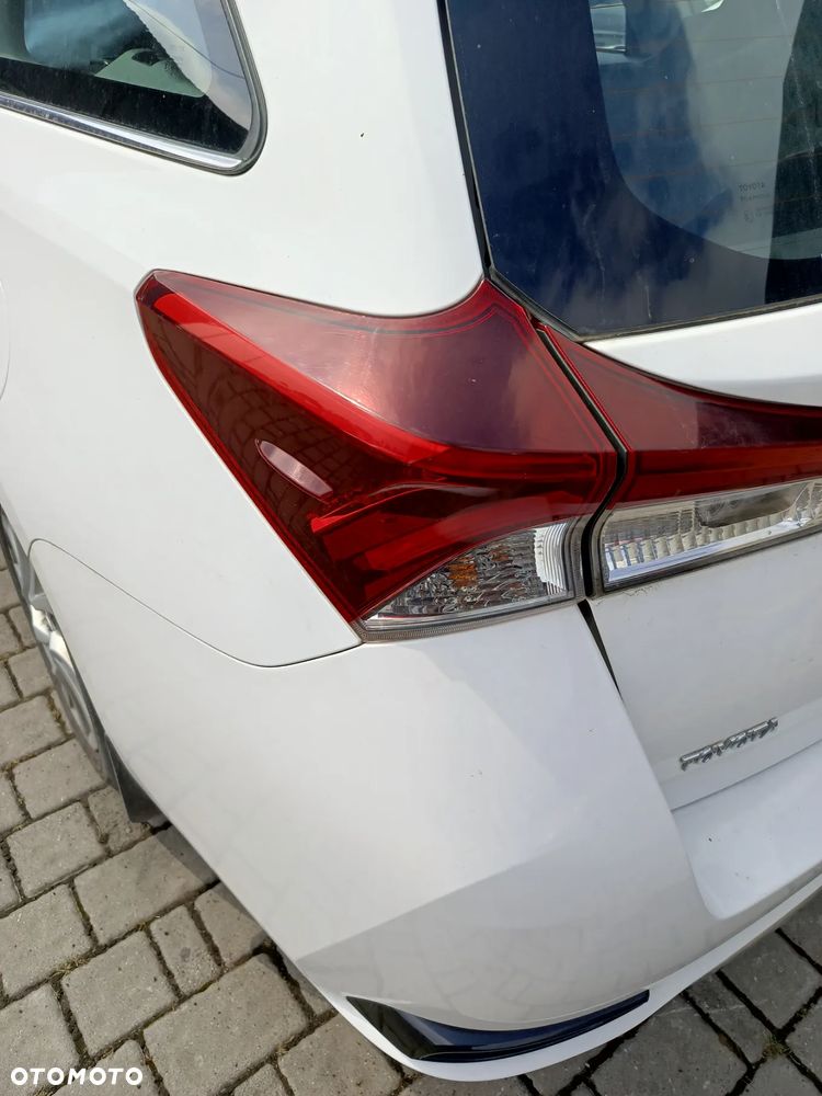 TOYOTA AURIS II KOMBI LAMPA LEWA TYŁ TYLNA W BŁOTNIK EU - 1