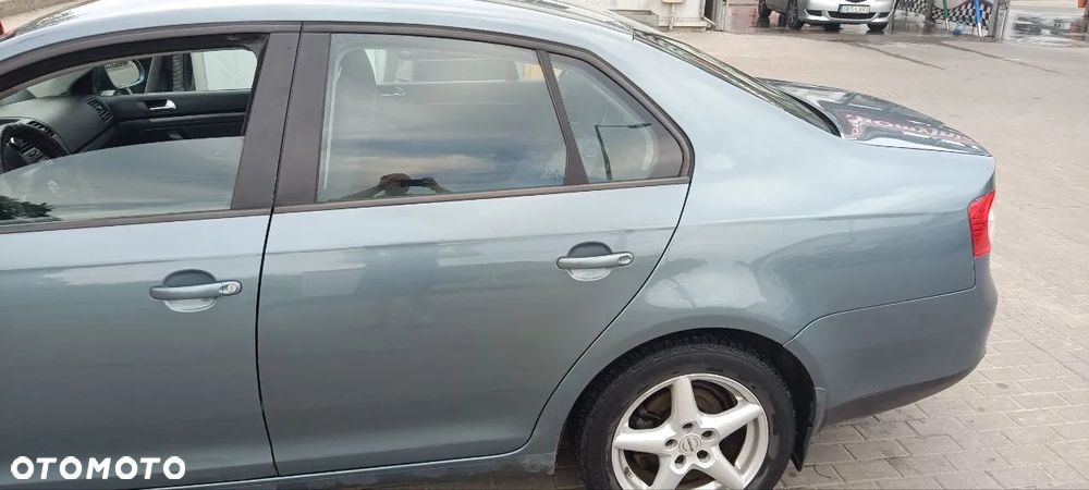 Volkswagen Jetta 1.6 FSI Comfortline - 17