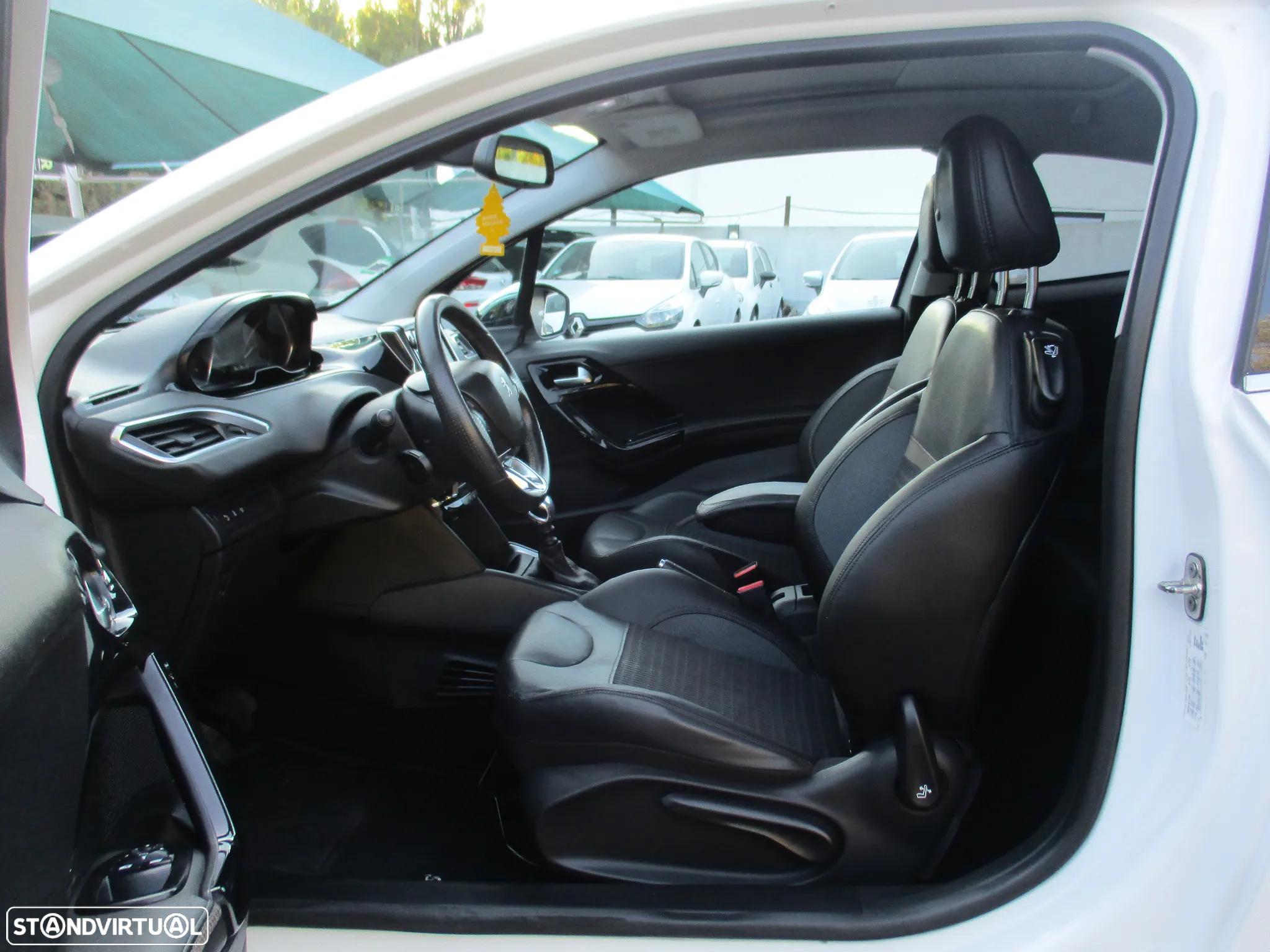Peugeot 208 1.6 e-HDi Allure - 19