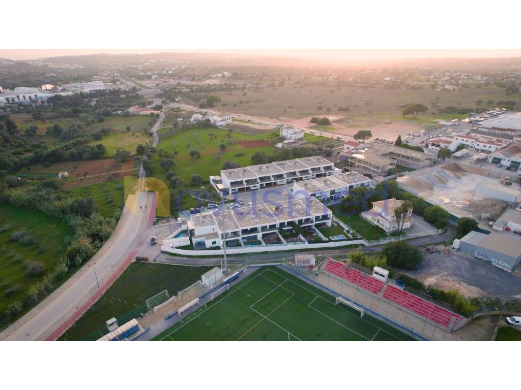 Moradia T3 em zona tranquila nas Ferreiras, Albufeira - Grande imagem: 3/44