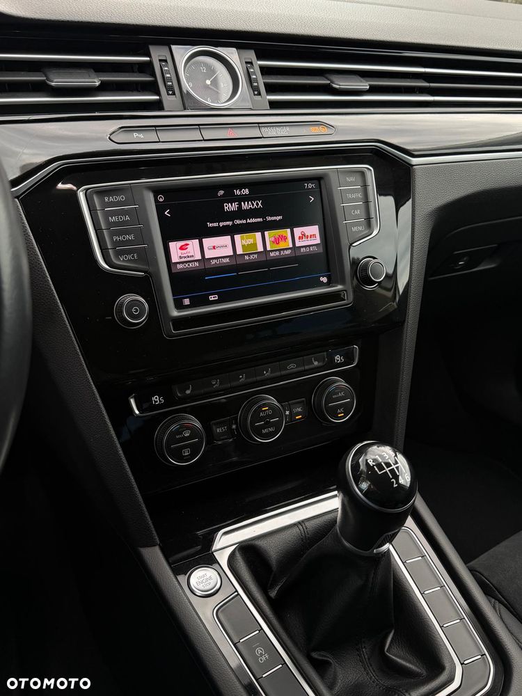 Volkswagen Passat 2.0 TDI (BlueMotion Technology) Highline - 29