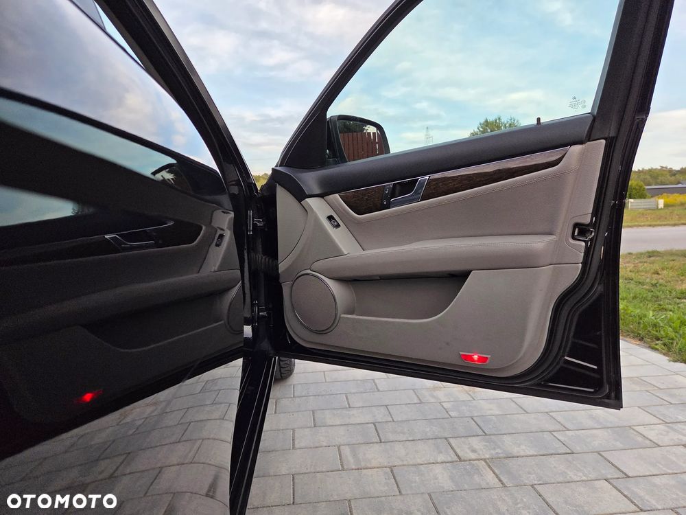 Mercedes-Benz Klasa C 220 CDI Elegance - 23