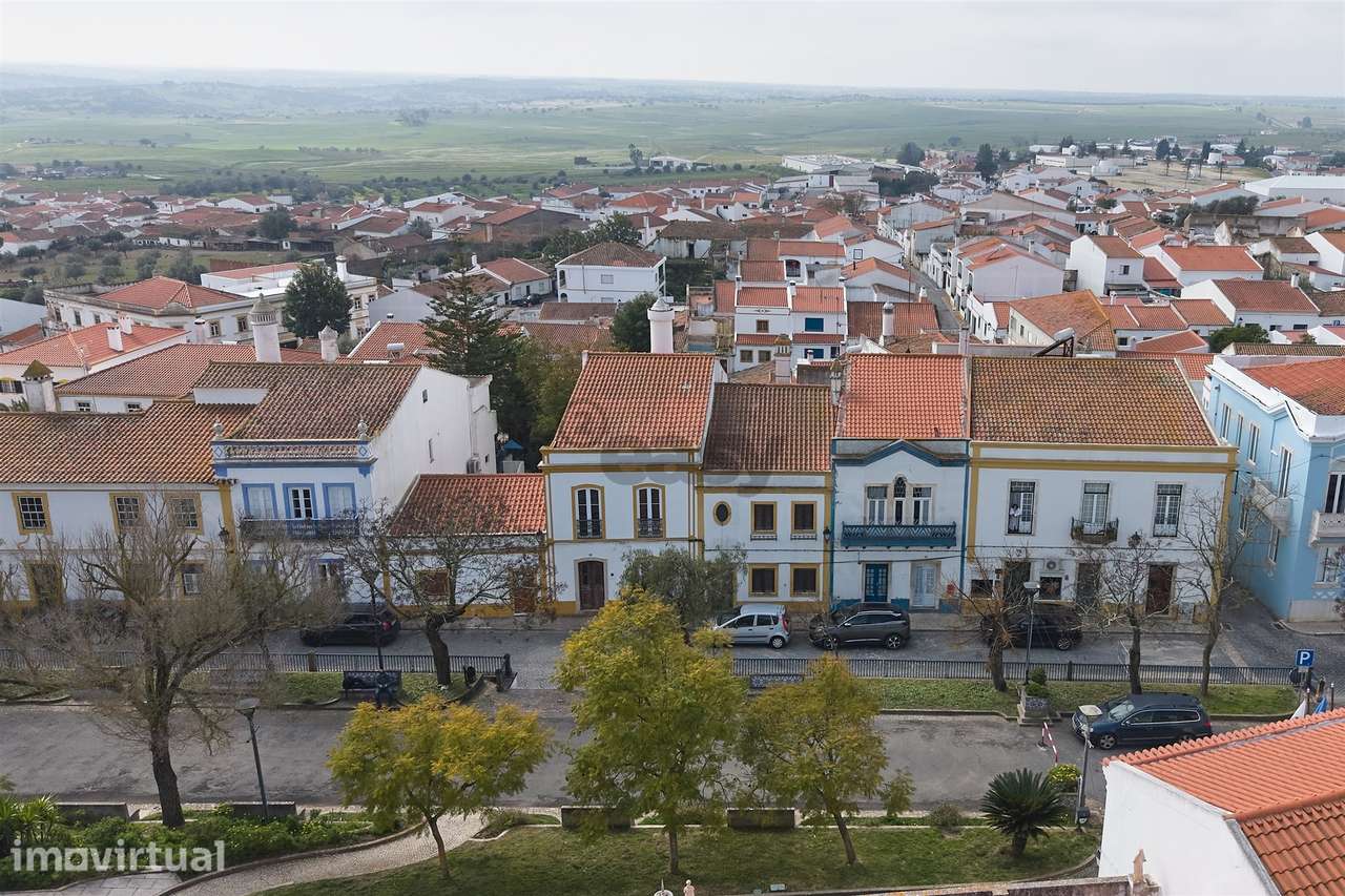 Casa Senhorial c/ 10 divisões remodelada em Rua Emblemática de Castro - Grande imagem: 2/48