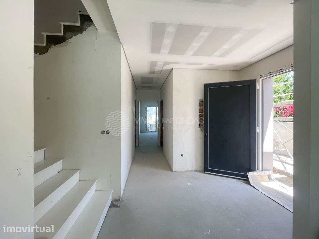 Moradia Geminada T4 - 3 Suítes, Piscina e Garagem - Fernão Ferro - Grande imagem: 5/45