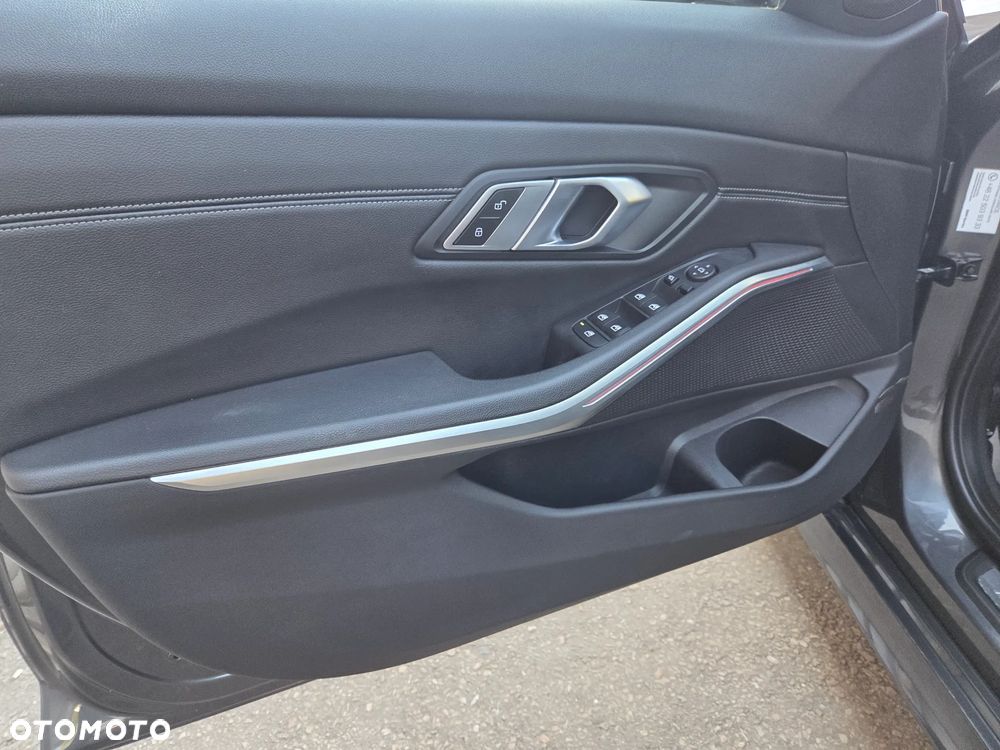 BMW Seria 3 330i xDrive M Sport sport - 19