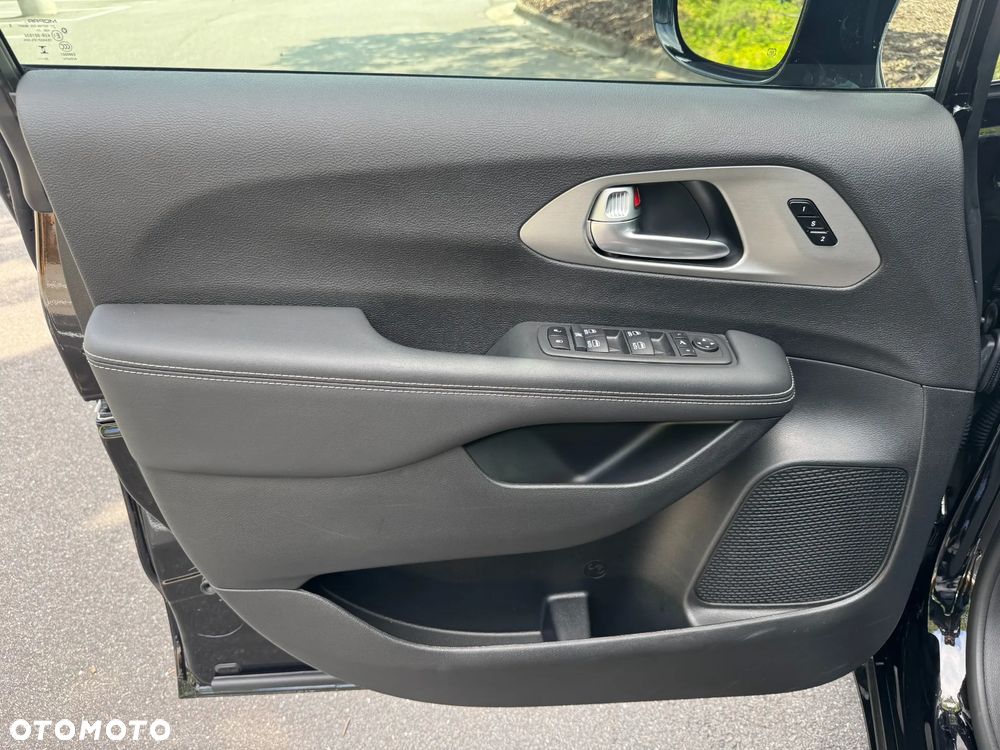 Chrysler Pacifica - 27