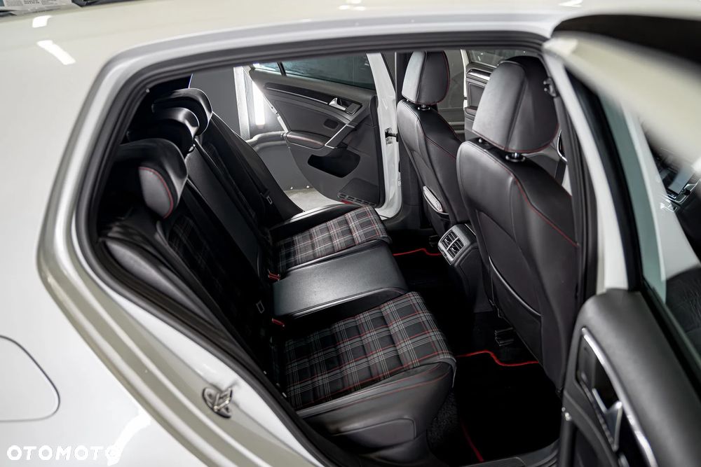 Volkswagen Golf GTI (BlueMotion Technology) DSG Performance - 32