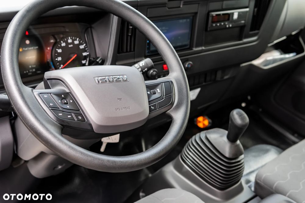 Isuzu M30 - 24