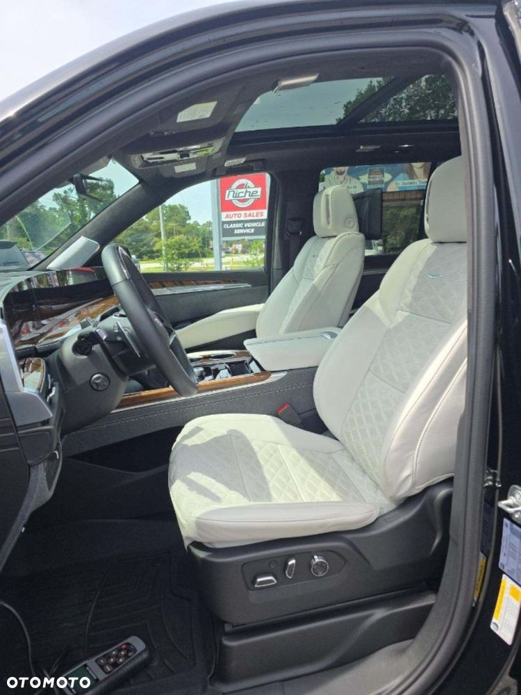 Cadillac Escalade - 9