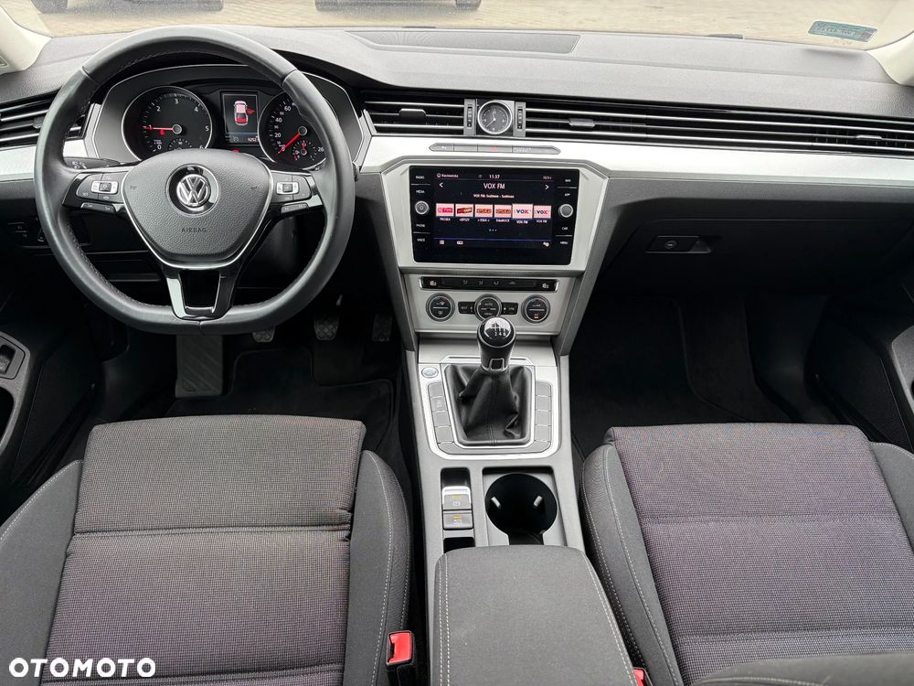 Volkswagen Passat 2.0 TDI SCR Comfortline - 12
