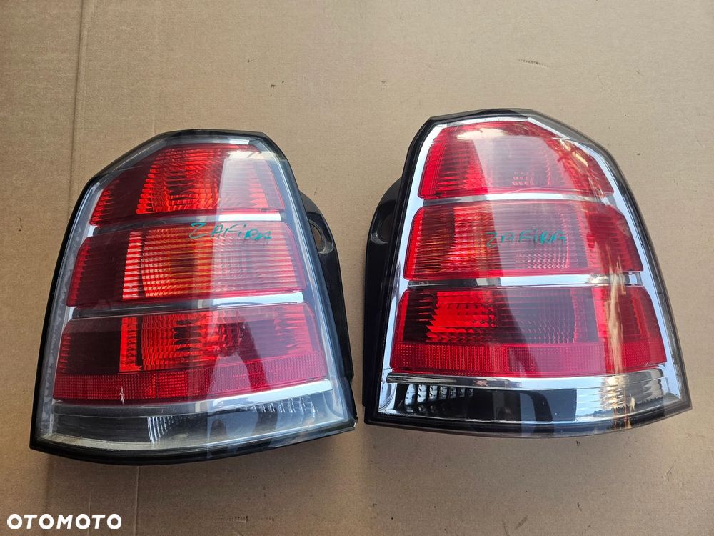 Opel Zafira B II lampa tył tylna prawa  lewa