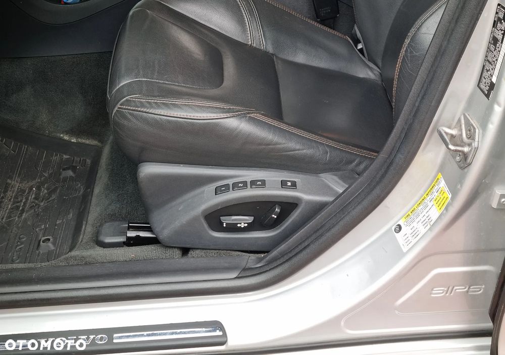Volvo V60 Cross Country - 25