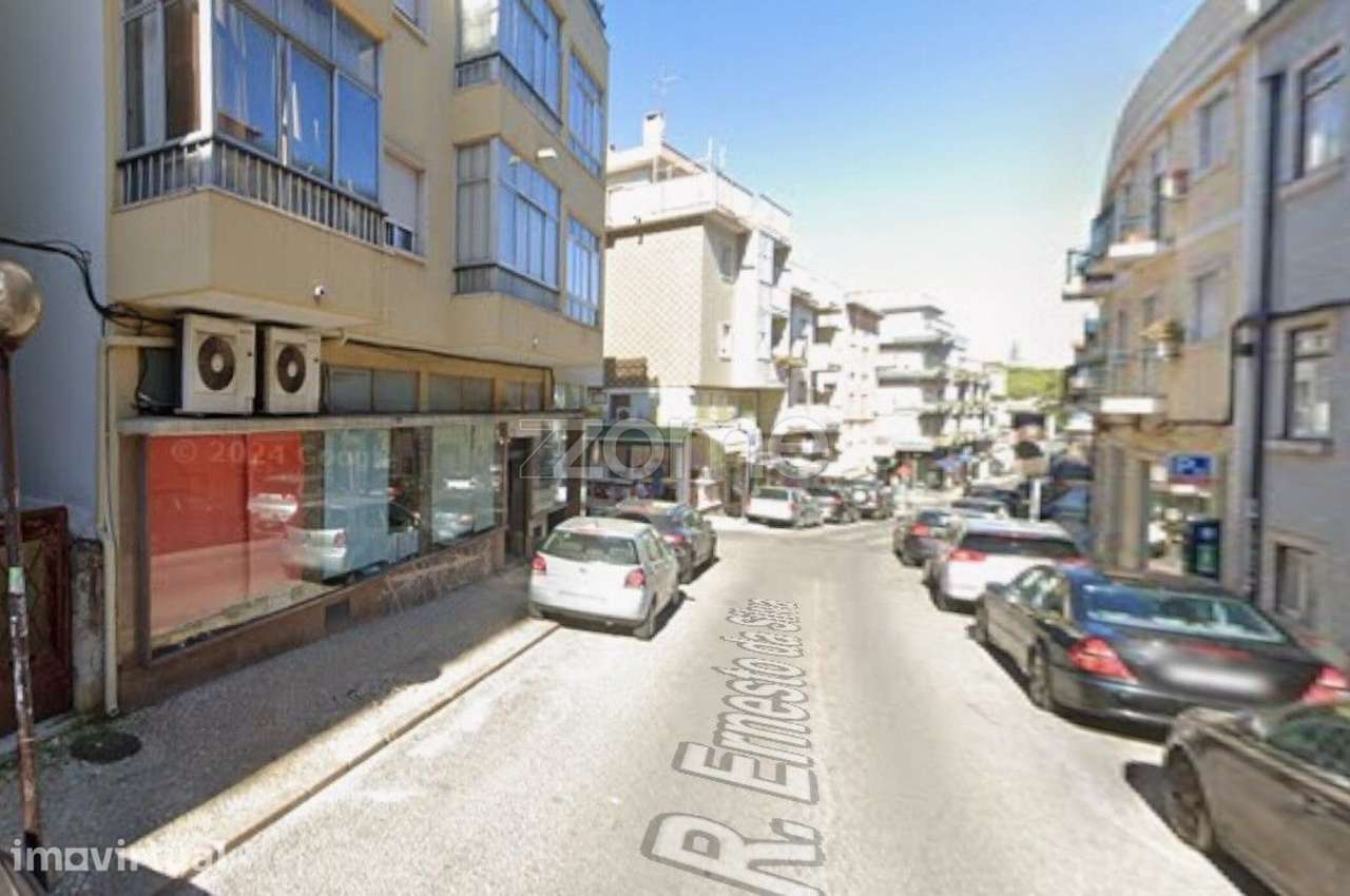 Loja com grandes montras junto ao Mercado de Algés - Grande imagem: 4/33