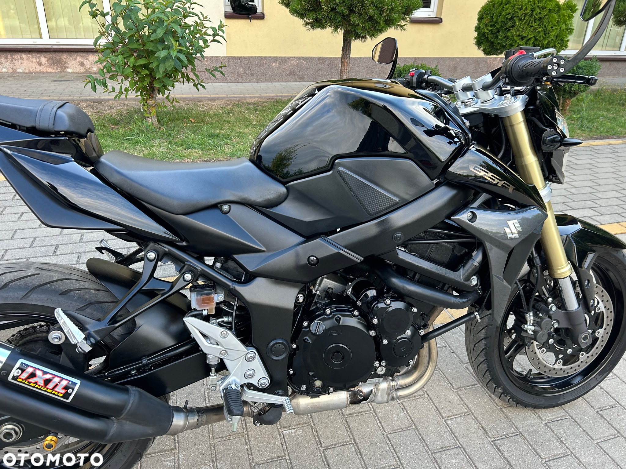 Suzuki GSR - 16