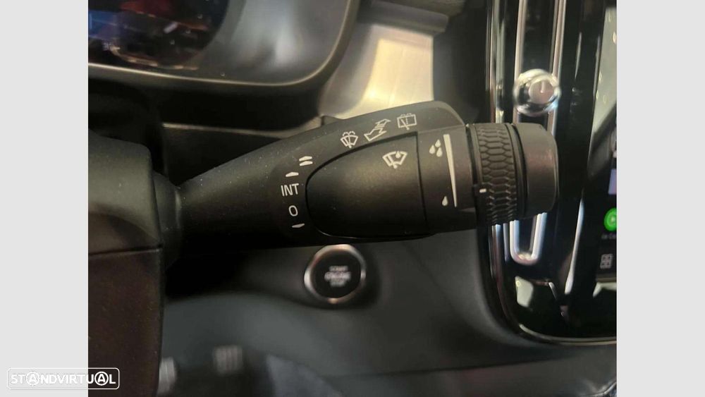 Volvo XC 40 2.0 B3 Plus Dark - 24