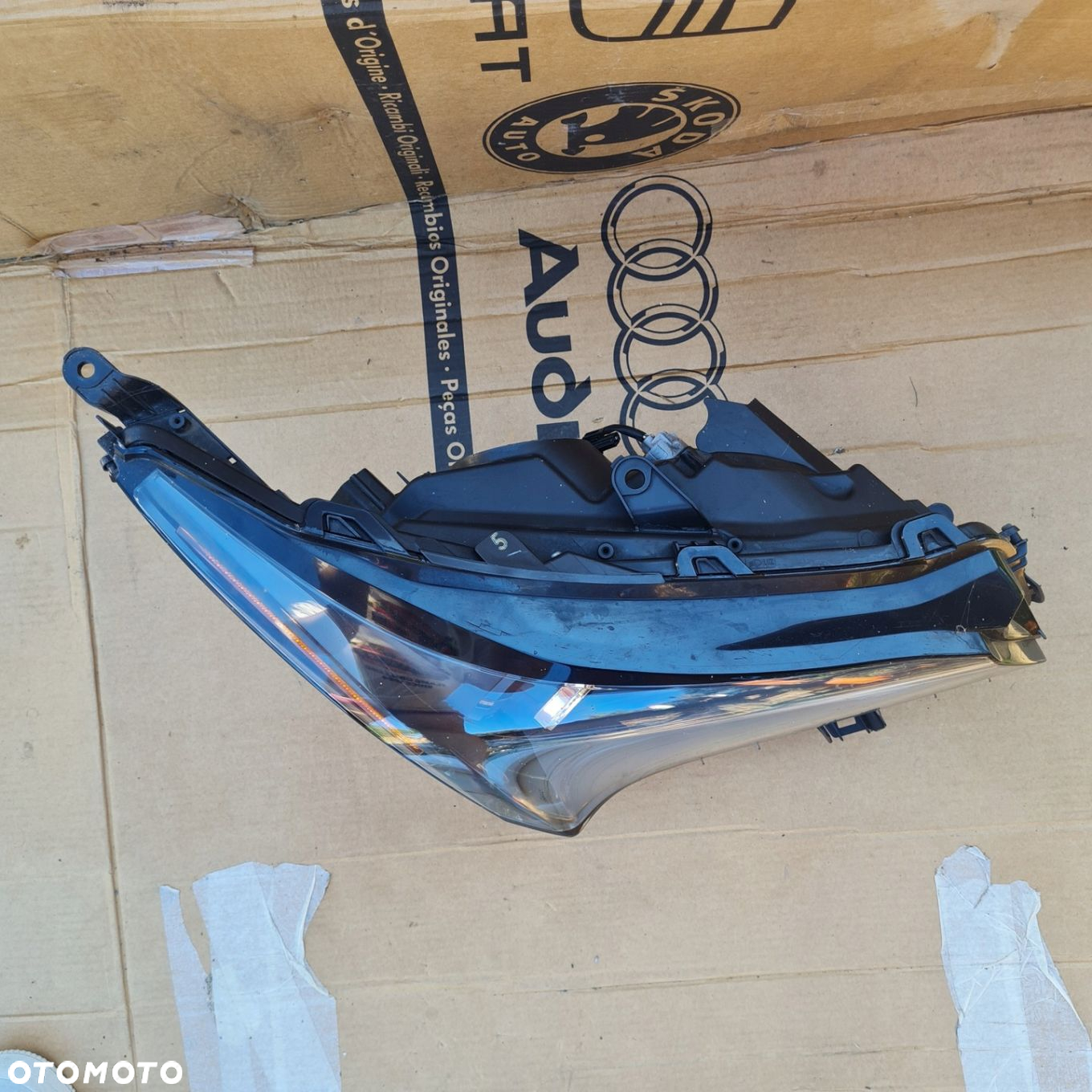 LEXUS NX 300H 200T 14r PRAWA LAMPA PRZÓD XENON EU - 2