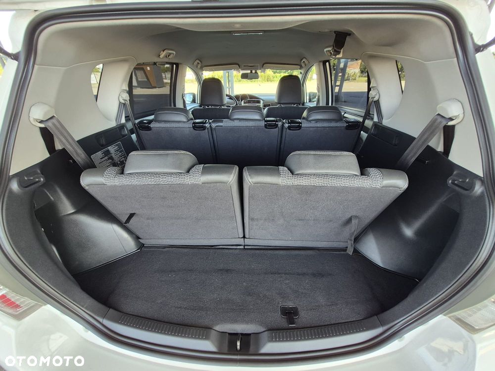 Toyota Verso 1.8 Prestige 7os - 32