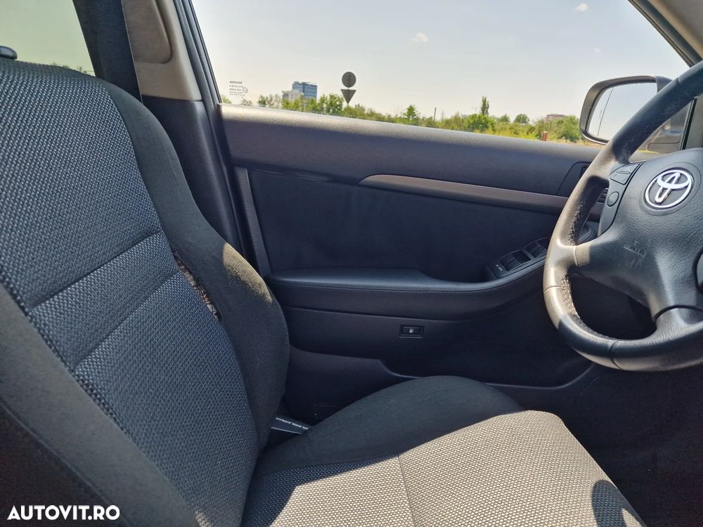 Toyota Avensis - 2