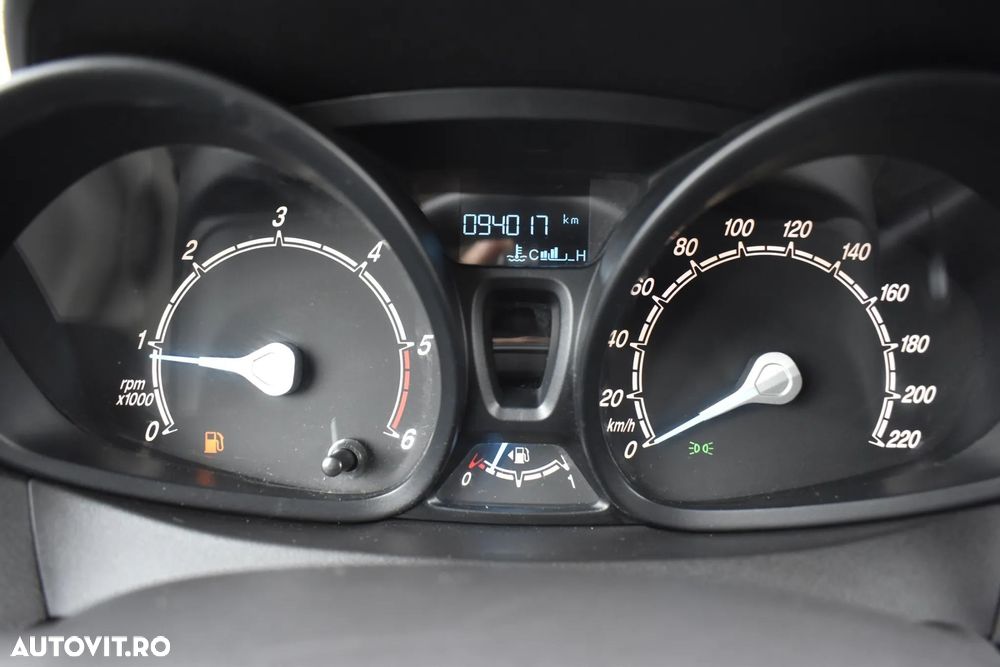 Ford Transit Courier - 15