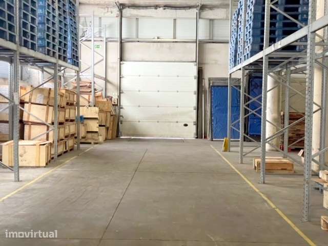 Armazém com 600m2, em Olival! - Grande imagem: 2/18
