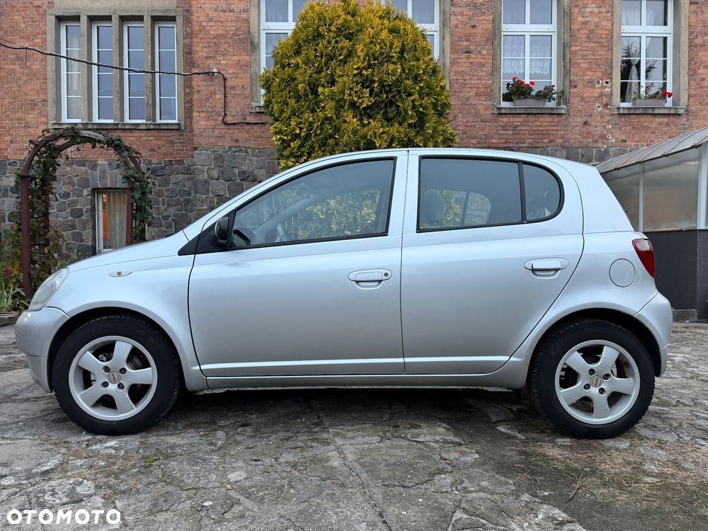 Toyota Yaris 2000 photo 4