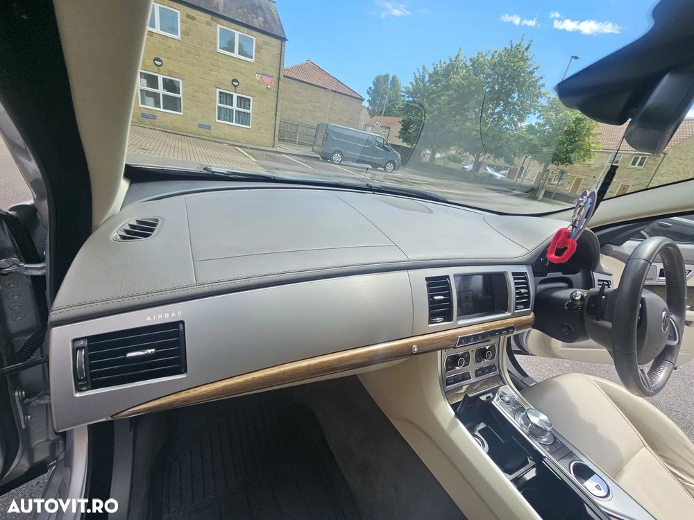 Jaguar XF 2.2D Premium Luxury - 9
