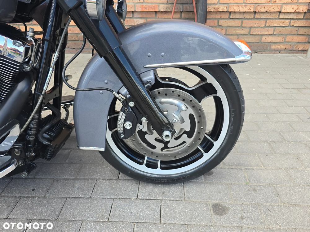 Harley-Davidson Touring Street Glide - 11