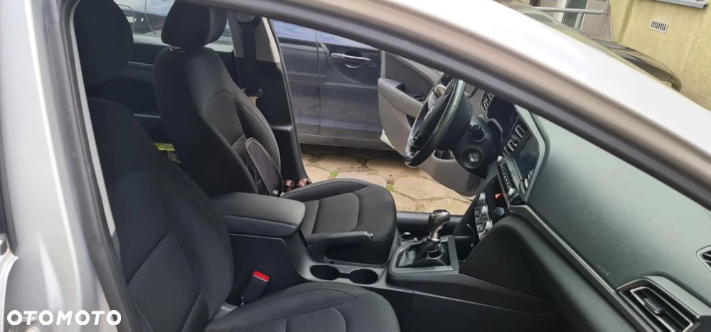 Hyundai Elantra 1.6 Comfort - 8