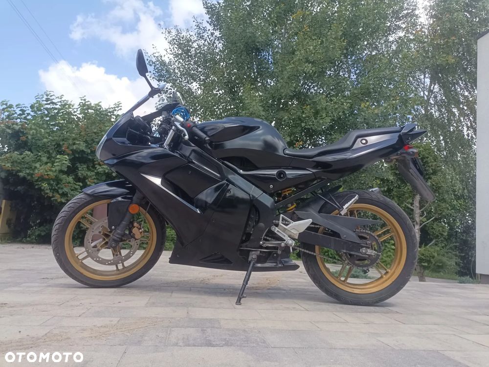 Yamaha TZR - 1