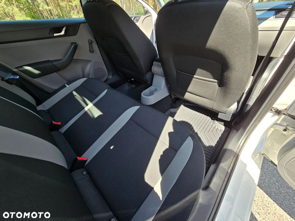 Skoda RAPID 1.6 TDI DPF Ambition DSG - 14