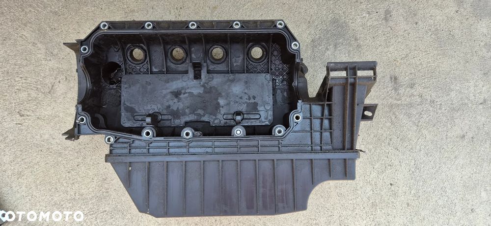 Pokrywa zaworów Renault Clio II Thalia I 1,2 16V 8200120140A - 2